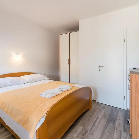 Apartments&rooms Dekanic Baška