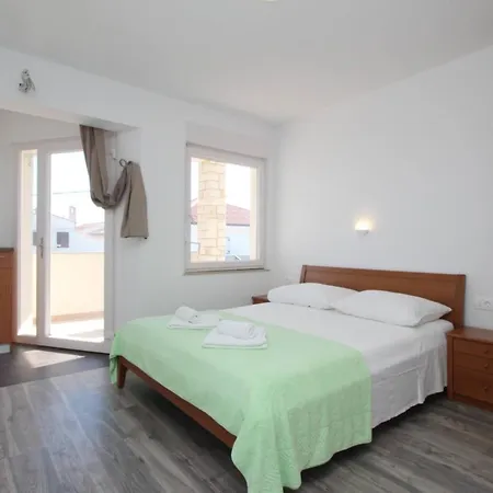 Apartments&rooms Dekanic 3* Baška
