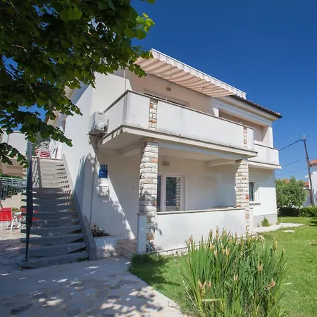 Apartments&rooms Dekanic 3* Baška