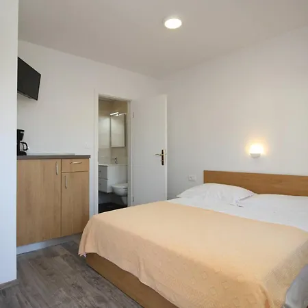 Apartments&rooms Dekanic 3*